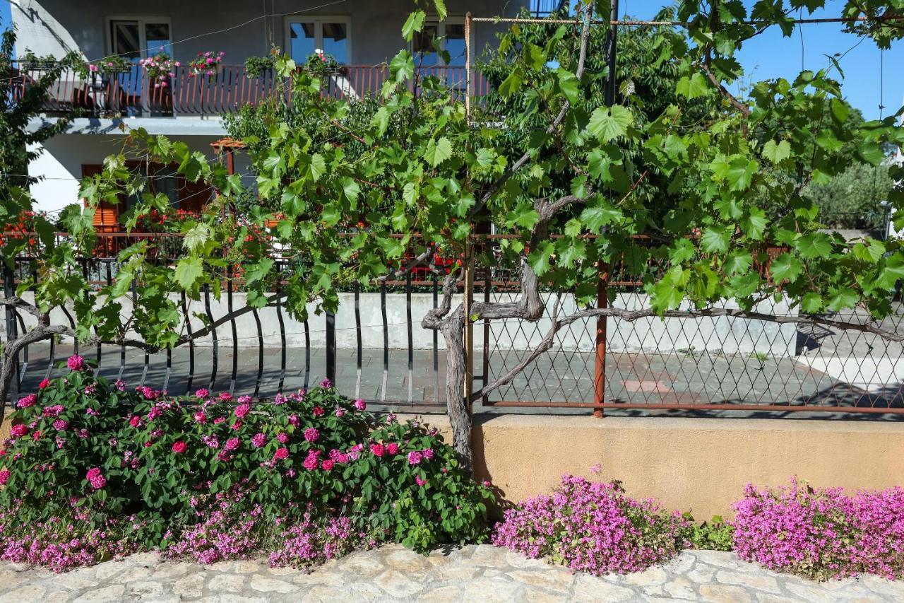 Apartments And Rooms Sinka Biograd na Moru Kültér fotó
