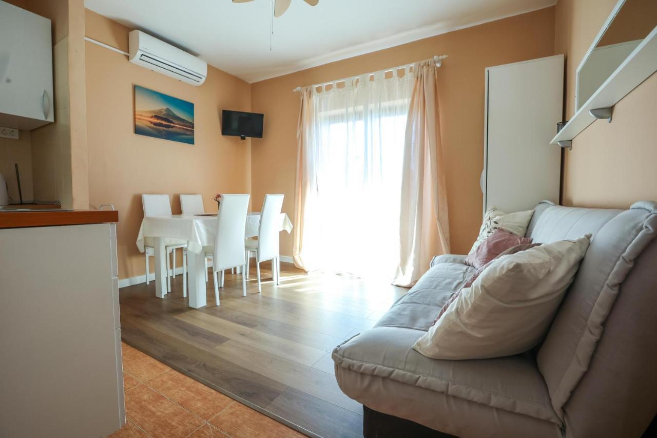 Apartments And Rooms Sinka Biograd na Moru Kültér fotó