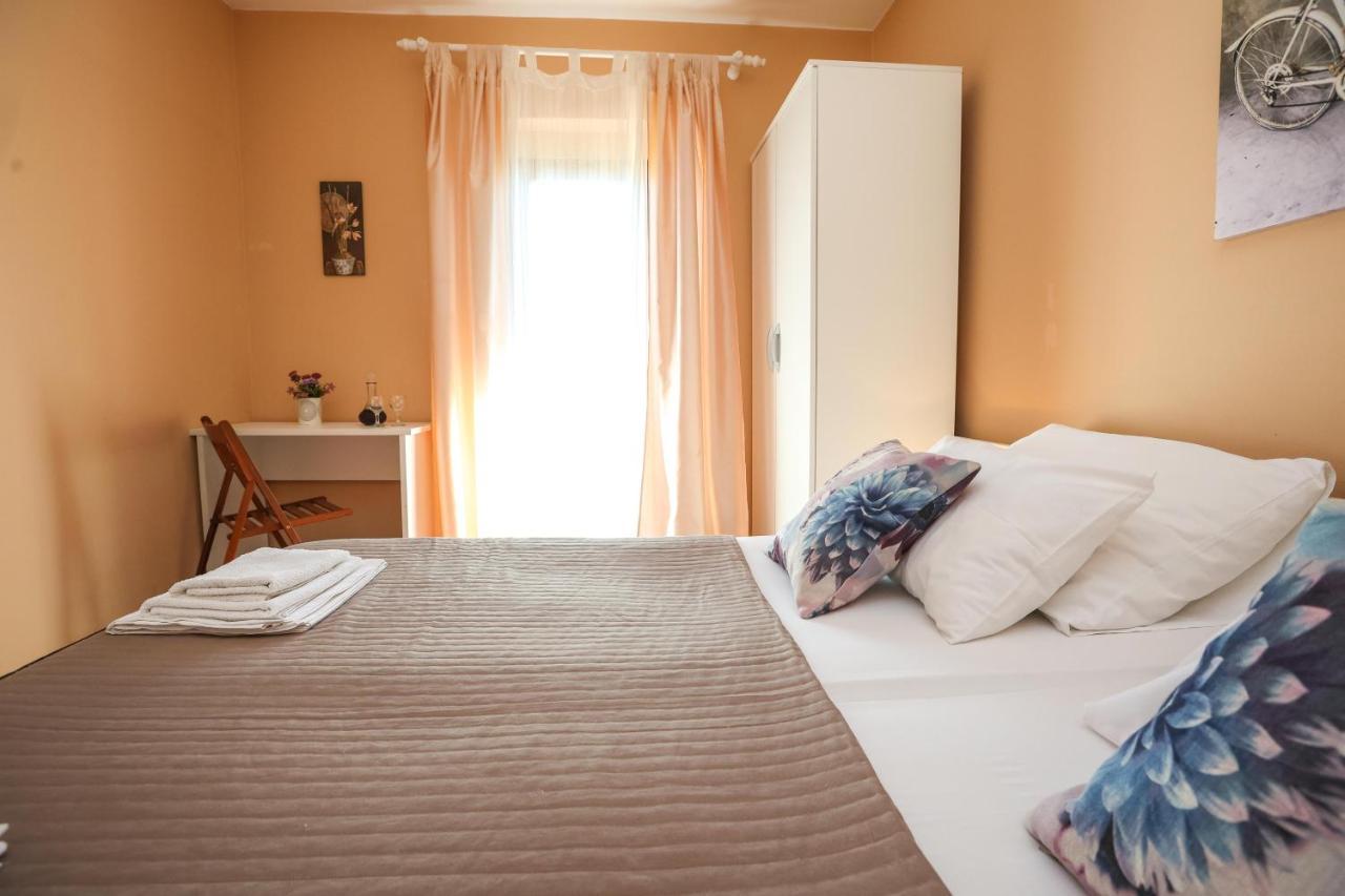 Apartments And Rooms Sinka Biograd na Moru Kültér fotó