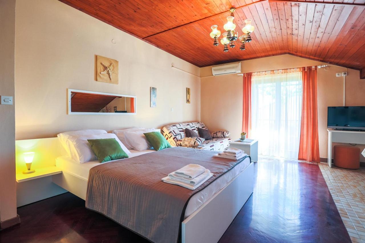 Apartments And Rooms Sinka Biograd na Moru Kültér fotó